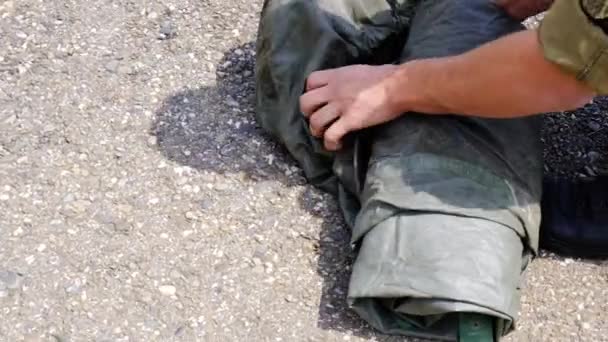 Στρατιωτικός δόκιμος στρατιώτης συλλέγει στολή χημικής προστασίας — Αρχείο Βίντεο
