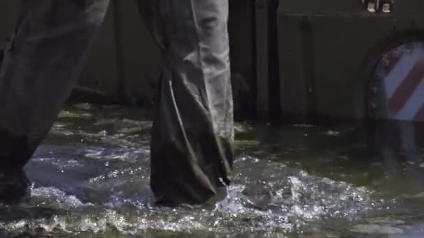 Un cadet militaire travaille sur un ponton avec un compartiment interne d'un parc de pontons basé sur un camion KAMAZ 