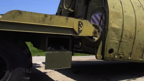 Vojenský most s vnitřním prostorem pontonového parku podle kamazského kamionu — Stock video