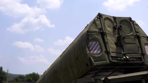Militärbrücke mit Innenraum des Pontonparks auf Basis des Kamaz-Lastwagens — Stockvideo