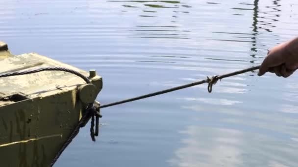 Ein Soldat der militärischen Kadetten arbeitet auf einem Ponton mit einem internen Fach eines Pontonparks, der auf einem Kamaz-LKW basiert — Stockvideo