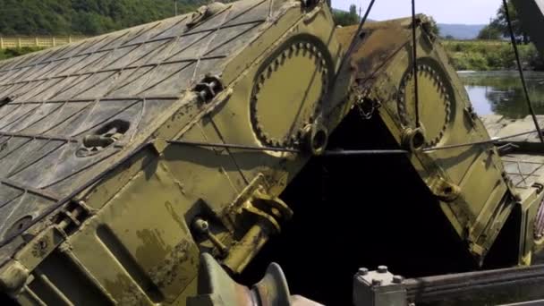 Ponte militare con vano interno del parco dei pontoni basato sul camion KAMAZ — Video Stock