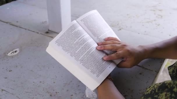 MOSCA - LUGLIO 28. Il 2019. Soldato cadetto russo legge un libro — Video Stock