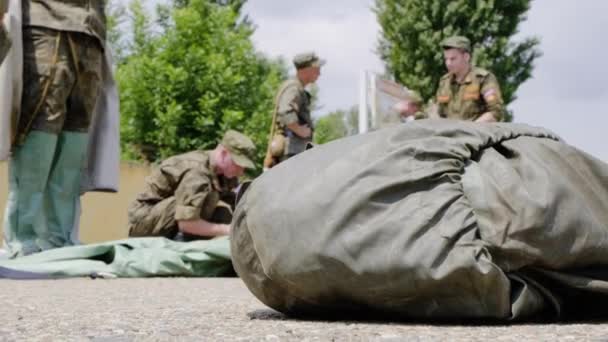 МОСКВА - 28 июля. Военные курсанты собирают защитный костюм в мешок. Разминка перед прохождением стандартов на военной базе — стоковое видео