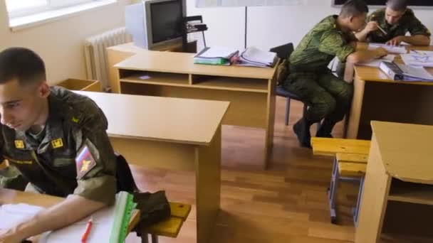 MOSCOW - JULHO 28. Soldados cadetes realizam exercícios na sala de aula da escola. Eles escrevem um jornal e trabalham em um computador . — Vídeo de Stock