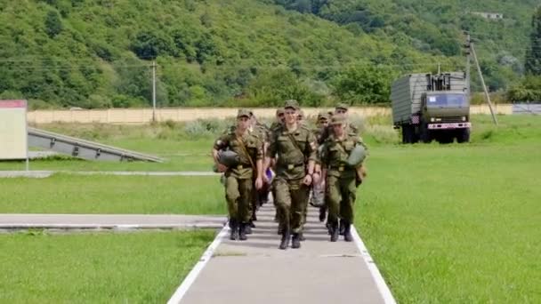 मॉस्को जुलाई 28। सेना में प्रशिक्षण सैनिकों। छात्र अनुशासन की तैयारी के कार्यों को पूरा करने के लिए लड़ाई से पहले कक्षाओं का संचालन करते हैं — स्टॉक वीडियो