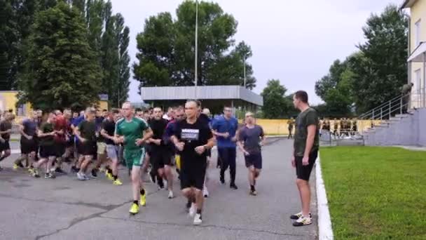Μόσχα - 28 Ιουλίου. Αθλητικοί δόκιμοι σε πρωϊνό τρέξιμο. Τρέξτε σε σχηματισμό στο έδαφος μιας στρατιωτικής βάσης. Ζεσταθείτε πριν περάσετε τα πρότυπα σε μια στρατιωτική βάση — Αρχείο Βίντεο
