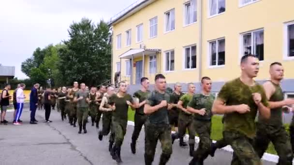 Moskwa - 28 lipca. Sportowcy kadeci na porannym biegu. Biegnę w składzie na terytorium wojskowy baza. Rozgrzewka przed przejściem norm w bazie wojskowej — Wideo stockowe