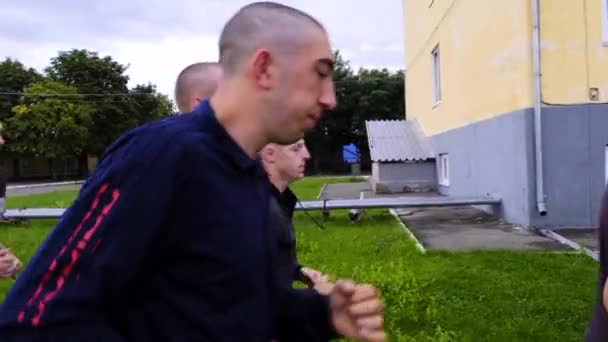 Moskau - 28. Juli athletische Jungs Kadetten auf einem Morgenlauf. in Formation auf dem Territorium eines Militärstützpunktes. Aufwärmen vor der Verabschiedung von Standards auf einem Militärstützpunkt — Stockvideo