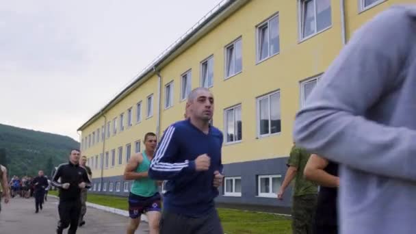莫斯科- 7月28日。 田径队员们早上跑步. 在一个军事基地的领土上排成队形。 在军事基地通过标准前热身 — 图库视频影像