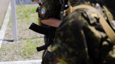 Moskova - 28 Temmuz. Askeriyede askerleri eğitmek. Öğrenciler dövüşten önce disipline hazırlanma görevlerini tamamlamak için dersler düzenlerler.