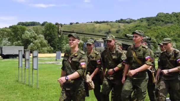 Μόσχα - 28 Ιουλίου. Εκπαίδευση στρατιωτών στο στρατό. Οι μαθητές διεξάγουν μαθήματα πριν από τον αγώνα για να ολοκληρώσουν τις εργασίες προετοιμασίας για την πειθαρχία — Αρχείο Βίντεο