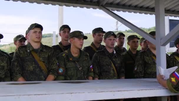 MOSCÚ 28 DE JULIO. Soldado cadete militar lee un libro delante de sus camaradas — Vídeo de stock