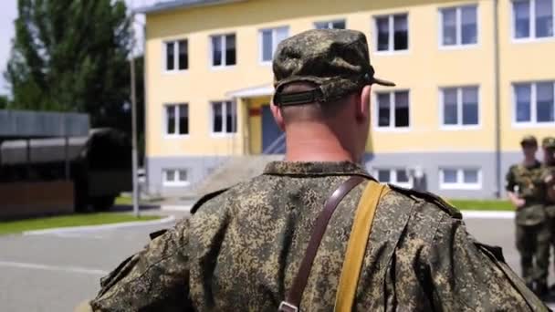 MOSCÚ 28 DE JULIO. Entrenar soldados en el ejército. Los estudiantes realizan clases antes de la lucha para completar las tareas de preparación para la disciplina — Vídeo de stock