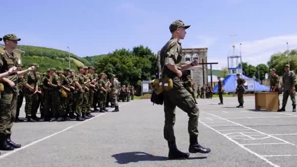 MOSCA - LUGLIO 28. Addestramento dei soldati nell'esercito. Gli studenti conducono le lezioni prima della lotta per completare i compiti di preparazione per la disciplina — Video Stock