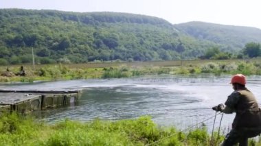 Moskova - 28 Temmuz. Askeri bir askeri öğrenci, askeri bir üsteyken bir Kamaz kamyonuna dayalı duba köprüsünde çalışıyor.