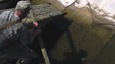 Moskova - 28 Temmuz. Askeri bir askeri öğrenci, askeri bir üsteyken bir Kamaz kamyonuna dayalı duba köprüsünde çalışıyor.