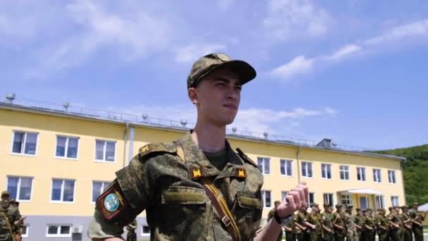 Moskou - 28 juli. Soldaten trainen in het leger. Studenten geven lessen voor de strijd om de taken van de voorbereiding op de discipline te voltooien — Stockvideo