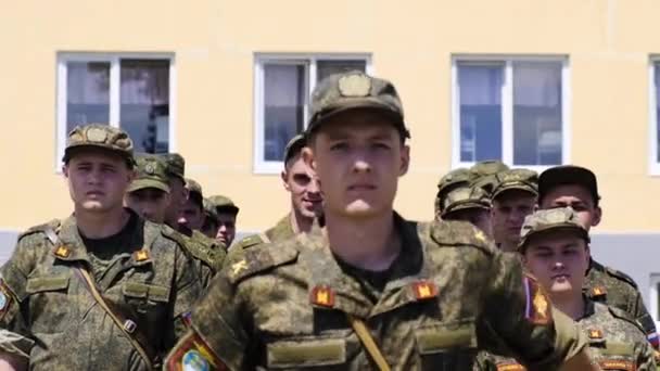 Moskwa - 28 lipca. Trenowałem żołnierzy w wojsku. Uczniowie prowadzą zajęcia przed walką o ukończenie zadań przygotowujących do dyscypliny — Wideo stockowe