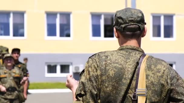 Moszkva - július 28. Katonák kiképzése a hadseregben. A diákok folytatnak órákat a harc előtt, hogy befejezzék a felkészülés feladatait a fegyelemre — Stock videók