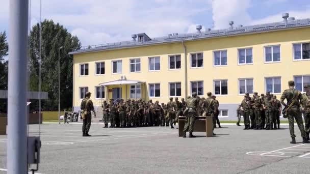 MOSCOW - JULHO 28. A treinar soldados no exército. Estudantes conduzem aulas antes da luta para completar as tarefas de preparação para a disciplina — Vídeo de Stock