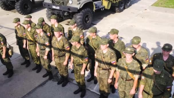 MOSCOW - JULY 28. Training soldiers in the military. Students conduct classes before the fight to complete the tasks of preparing for the discipline — Stock Video