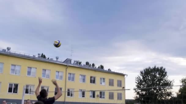 Moszkva - július 28. A sportolók röplabdáznak egy katonai kiképzőbázison. — Stock videók
