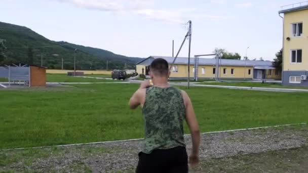 MOSCÚ 28 DE JULIO. Chicos de deportes juegan voleibol en una base de entrenamiento militar — Vídeos de Stock