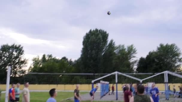 MOSCÚ 28 DE JULIO. Chicos de deportes juegan voleibol en una base de entrenamiento militar — Vídeo de stock