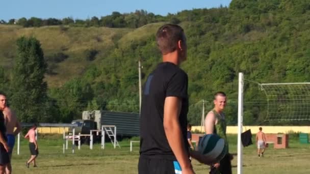 MOSCÚ 28 DE JULIO. Chicos de deportes juegan voleibol en una base de entrenamiento militar — Vídeo de stock