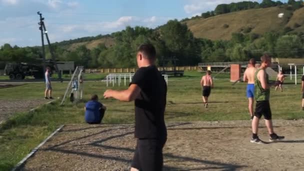 Moskou - 28 juli. Sportlui spelen volleybal op een militaire trainingsbasis — Stockvideo