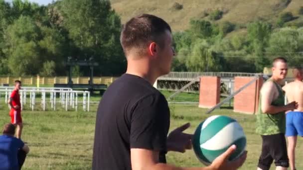 MOSCOW - JULHO 28. Esportes caras jogar vôlei em uma base de treinamento militar — Vídeo de Stock