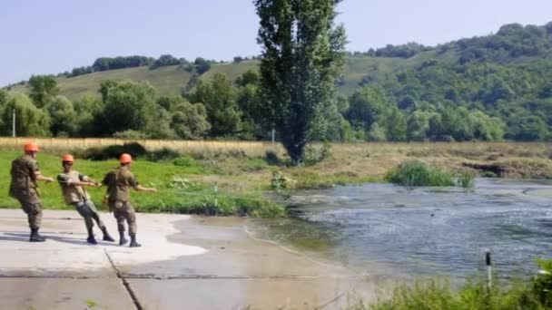 Moskva - 28. července. Vojenský kadet voják pracuje na pontonovém mostě založeném na kamazském náklaďáku, zatímco na vojenské tajné základně — Stock video