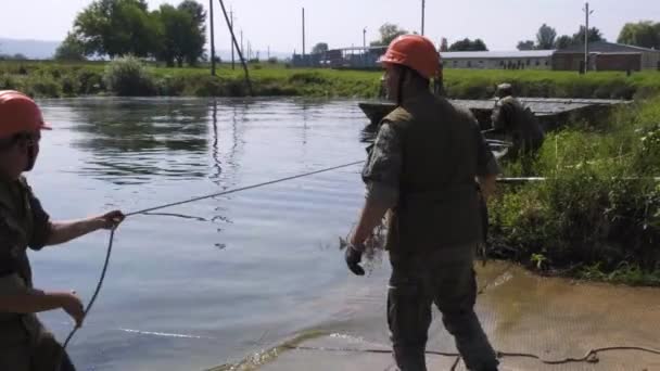 Moskva - 28 juli. En militär kadett soldat arbetar på en pontonbro baserad på en Kamaz lastbil medan på en militär hemlig bas — Stockvideo