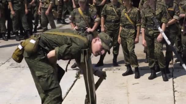 MOSCOW - JULY 28. A military cadet soldier works on a pontoon bridge based on a KAMAZ truck while at a military secret base — ストック動画