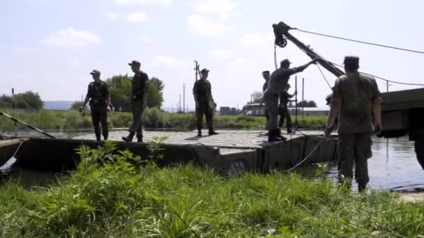 Moskau - 28. Juli: Ein Soldat der Militärkadetten arbeitet auf einer Pontonbrücke, die auf einem Kamaz-LKW basiert, während er auf einem geheimen Militärstützpunkt arbeitet. — Stockvideo