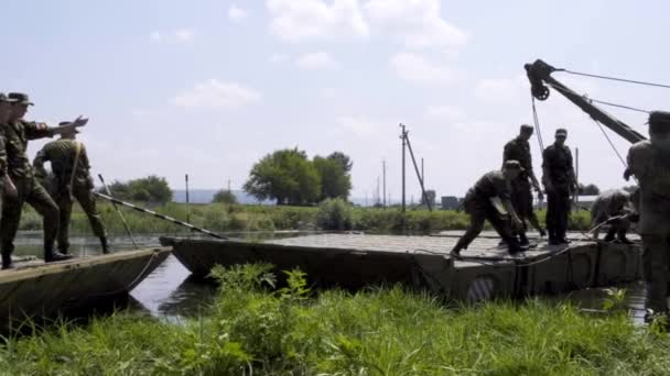 МОСКВА - 28 июля. Военный курсант работает на понтонном мосту на базе грузовика "КАМАЗ" на военной секретной базе — стоковое видео
