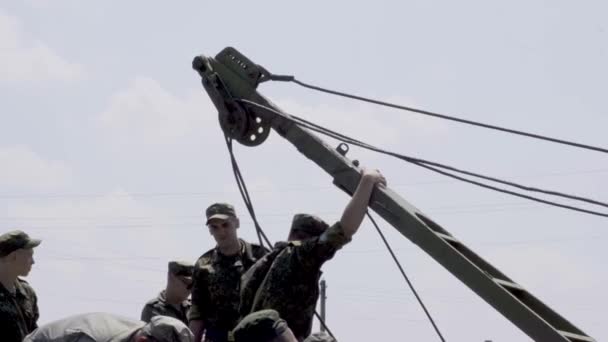 Moskva - 28. července. Vojenský kadet voják pracuje na pontonovém mostě založeném na kamazském náklaďáku, zatímco na vojenské tajné základně — Stock video