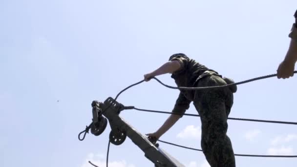 Moskva - 28. července. Vojenský kadet voják pracuje na pontonovém mostě založeném na kamazském náklaďáku, zatímco na vojenské tajné základně — Stock video