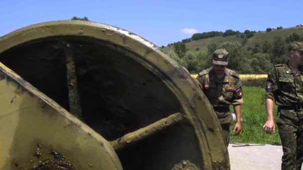 Moskau - 28. Juli: Ein Soldat der Militärkadetten arbeitet auf einer Pontonbrücke, die auf einem Kamaz-LKW basiert, während er auf einem geheimen Militärstützpunkt arbeitet. — Stockvideo