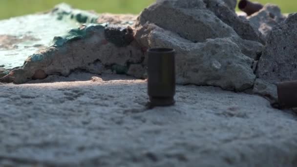 9 mm 'lik Makarov pirinç mermisi betonun üzerinde duruyor — Stok video