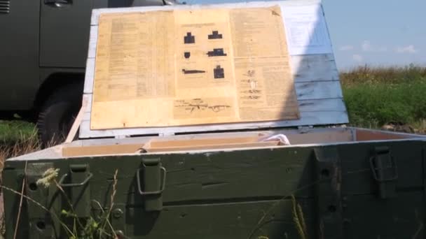 Открытая военная коробка внутри тира — стоковое видео