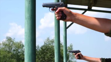 Adamlar Makarov 'un tabancasıyla hedefi vuruyor.