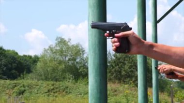 Adamlar Makarov 'un tabancasıyla hedefi vuruyor.