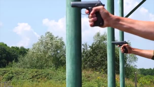 Män skjuter en Makarov pistol mot ett mål — Stockvideo