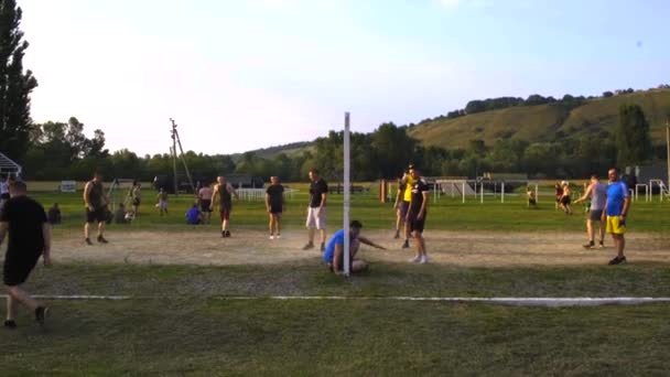 MOSCÚ - 29 DE JULIO. Chicos de deportes juegan voleibol en una base de entrenamiento militar — Vídeo de stock