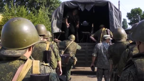 МОСКВА - 29 июля. Солдаты идут на войну. Военный грузовик с курсантами в шлеме — стоковое видео