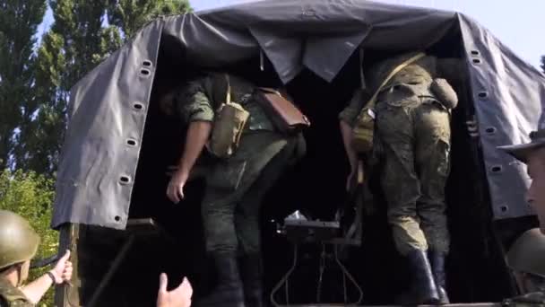 모스크바 - 7 월 29 일. 군인들은 전쟁에 나갑니다. 헬멧에 카데 터를 넣은 군용 트럭 — 비디오