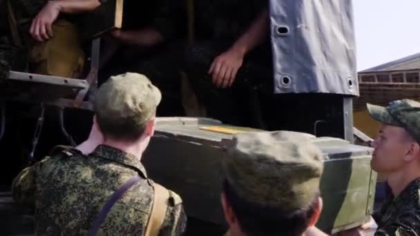 Moskva - 29. července. Vojáci jdou do války. Vojenský náklaďák s kadety v helmě — Stock video