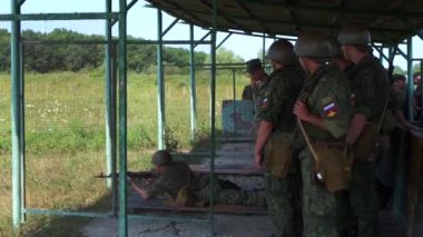 Moskova - 30 Temmuz. Askerler Ak-47 makineli tüfekle hedeflere ateş ediyorlar. Adaylar tatbikatlarda sahada. Askeri müfreze tam teçhizatlı..